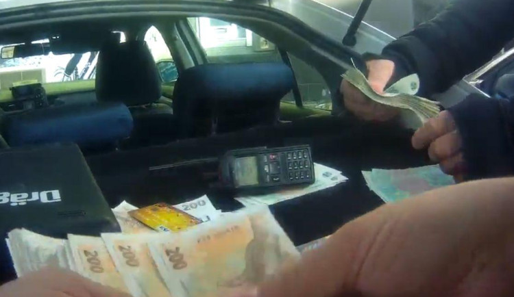 Na muže v Brně vypadly z bankomatu cizí desetitisíce i kreditka