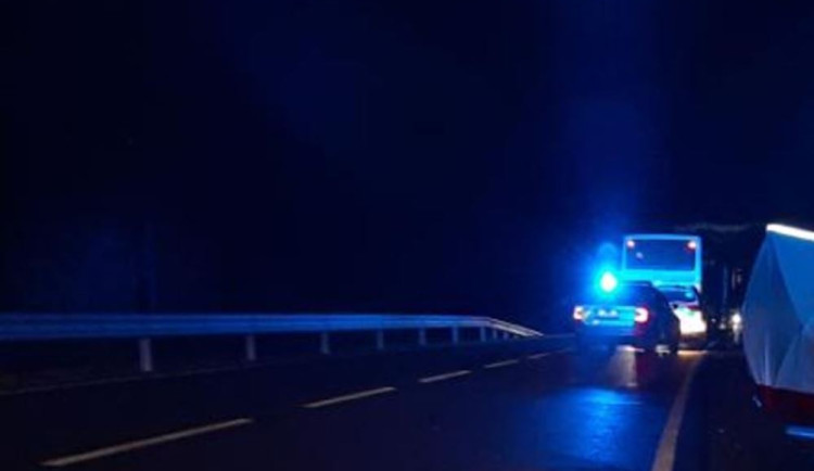 Tragický střet autobusu se dvěma chodci: Policie hledá řidiče v bílém autě, který předjížděl