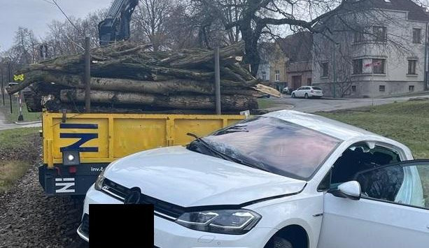 Trať Krahulov -Třebíč stojí kvůli střetu drezíny s autem. Dva lidé se zranili