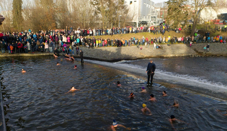 VIDEO: Otužilci vítali nový rok v řece Jihlavě, čekala je třístupňová voda a jarní počasí