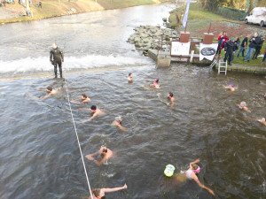 VIDEO: Otužilci vítali nový rok v řece Jihlavě, čekala je třístupňová voda a jarní počasí