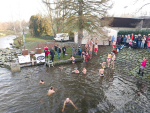 VIDEO: Otužilci vítali nový rok v řece Jihlavě, čekala je třístupňová voda a jarní počasí