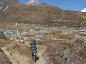SAMA V NEPÁLU: Výš, skokem nad čtyři tisíce metrů a Cho Oyu střídá Mount Everest