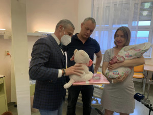 FOTO: Finanční dar použijeme na houpátko a plínky, říkají rodiče Adélky, prvního letošního miminka Vysočiny