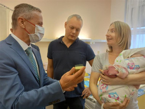 FOTO: Finanční dar použijeme na houpátko a plínky, říkají rodiče Adélky, prvního letošního miminka Vysočiny