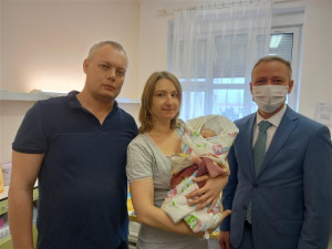 FOTO: Finanční dar použijeme na houpátko a plínky, říkají rodiče Adélky, prvního letošního miminka Vysočiny