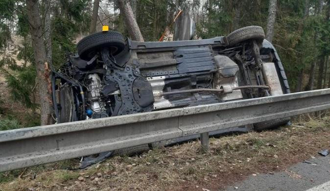 Tragédie na Jihlavsku. U Kozlova boural řidič v autě, zemřel na místě