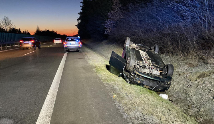 Jihomoravské řidiče překvapilo počasí, auta končí kvůli námrazám na střeše
