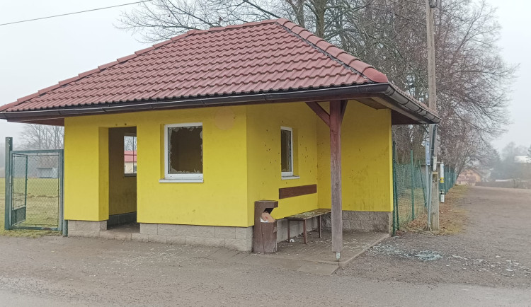 Silvestrovské dozvuky. Vandal poškodil zastávku v Puklicích, hledá ho policie