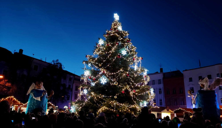 Konec Vánoc v Jihlavě. Strom čeká odstrojení a pokácení, dolů půjde i výzdoba v ulicích města