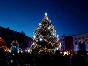 Konec Vánoc v Jihlavě. Strom čeká odstrojení a pokácení, dolů půjde i výzdoba v ulicích města
