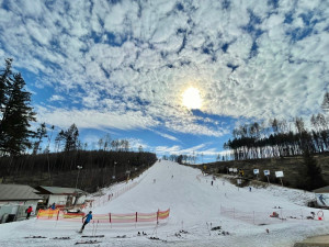 Kam o víkendu na lyže? V kraji by mohlo fungovat pět sjezdovek, jsou i tratě pro běžkaře