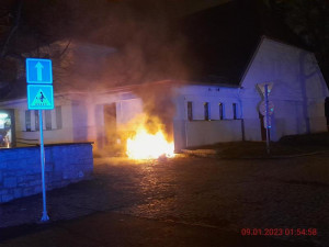 Cizinec v Jihlavě zaměstnal hasiče i policii. V centru města zapálil kontejnery, skončil v cele