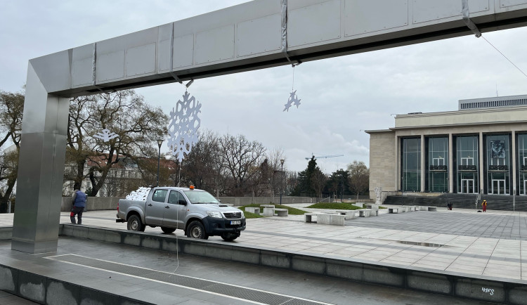 Z brněnské kašny zmizela zimní výzdoba. Vločky otrhali vandalové