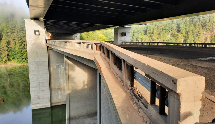 Památný most u Vojslavic, nad nímž vede D1, čeká oprava. Stát bude skoro 90 milionů korun