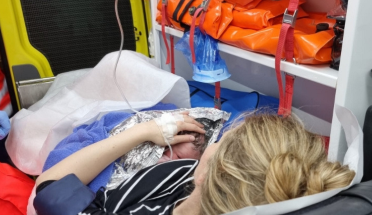 Záchranáři slaví první letošní porod v sanitce. Na svět přivedli malou Toničku