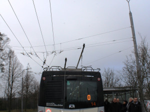 Testovací jízda po nové trati v Jihlavě. Trolejbus lidově shodí klacky za pár vteřin