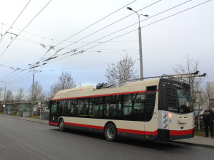 Testovací jízda po nové trati v Jihlavě. Trolejbus lidově shodí klacky za pár vteřin