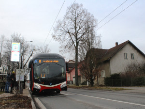 Testovací jízda po nové trati v Jihlavě. Trolejbus lidově shodí klacky za pár vteřin
