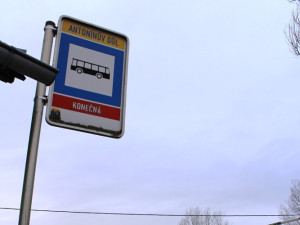 Testovací jízda po nové trati v Jihlavě. Trolejbus lidově shodí klacky za pár vteřin