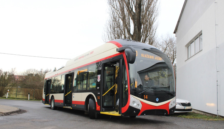 Testovací jízda po nové trati v Jihlavě. Trolejbus lidově shodí klacky za pár vteřin