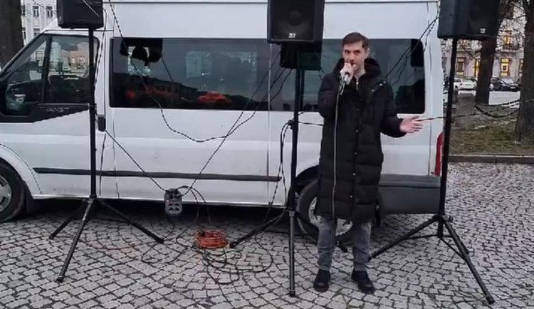 VIDEO: Vrabel v Jihlavě. Odvolání vlády je stejně pravděpodobné jako to, že moč je uložena v koulích, znělo z davu