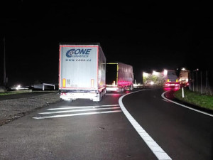 Kontroly na D1. Policie ráno pokutovala řidiče kamionů, kteří parkovali tam, kde neměli