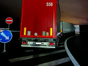 Kontroly na D1. Policie ráno pokutovala řidiče kamionů, kteří parkovali tam, kde neměli