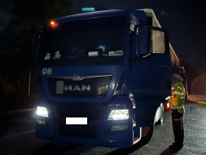 Kontroly na D1. Policie ráno pokutovala řidiče kamionů, kteří parkovali tam, kde neměli