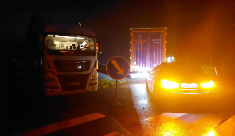 Kontroly na D1. Policie ráno pokutovala řidiče kamionů, kteří parkovali tam, kde neměli