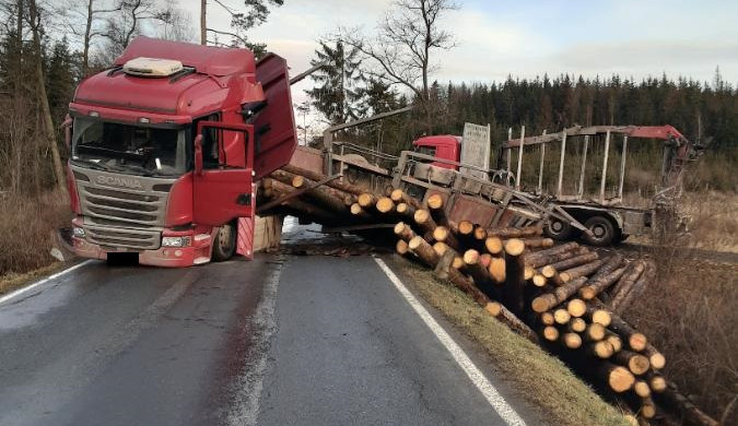 Dopravní komplikace u Počátek. Řidič převážející dřevo boural, místo je neprůjezdné