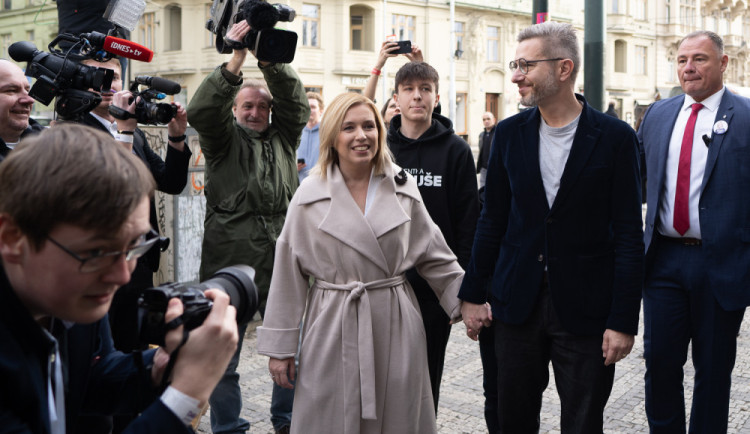 Příjezd Danuše Nerudové s rodinou do volebního štábu 