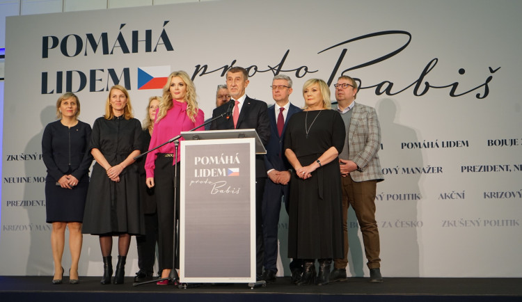 Andrej Babiš se svým týmem ve volebním štábu