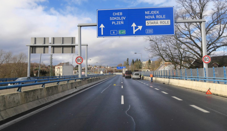 Na průtahu Karlovými Vary došlo k nehodě. Policisté hledají svědky