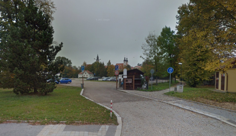 Parkoviště na ploše bývalého zimního stadionu. 