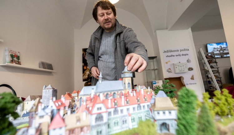 František Nevosad lepí papírové modely, za které sbírá ocenění.