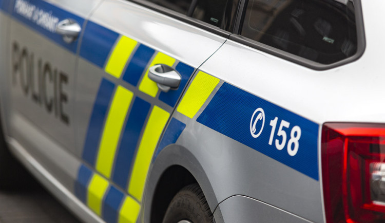 Opilá matka v Brodě se nebyla schopná postarat o malou dceru. Do bytu proto přijela policie