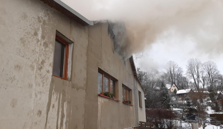 Požár v Rounku vzbudil vlnu solidarity. Maminka se třemi dětmi přišla o všechno, pomáhají kolegové i cizí lidé