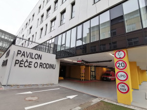 Padesátka řidičů může parkovat na nových místech v pelhřimovské nemocnici. První půlhodina je zdarma