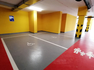 Padesátka řidičů může parkovat na nových místech v pelhřimovské nemocnici. První půlhodina je zdarma