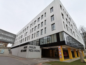 Padesátka řidičů může parkovat na nových místech v pelhřimovské nemocnici. První půlhodina je zdarma