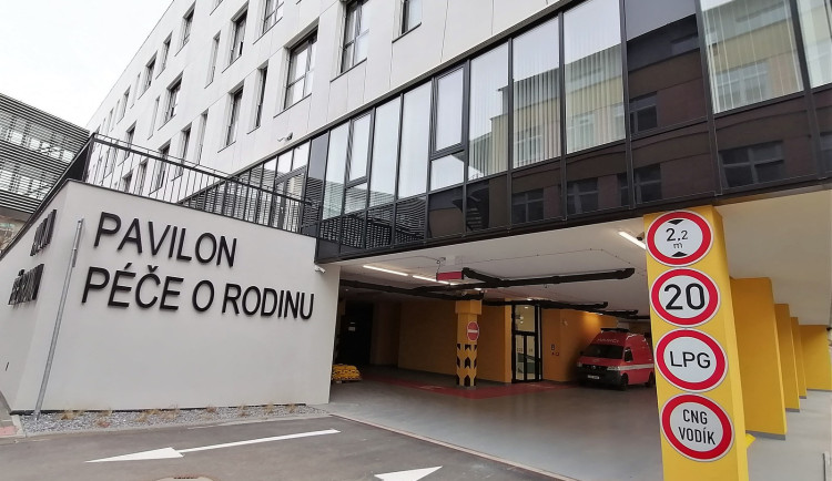 Padesátka řidičů může parkovat na nových místech v pelhřimovské nemocnici. První půlhodina je zdarma