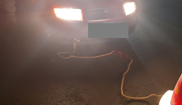 Policisty zaujalo auto tažené na laně. Jeho řidič na silnici kličkoval, nadýchal přes 1,5 promile