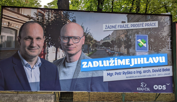 Opoziční zastupitel Hošek tvrdě kritizuje financování arény, paroduje i předvolební billboardy. Šíří lži a zlobu, je to populista, říká Beke