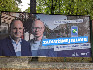 Opoziční zastupitel Hošek tvrdě kritizuje financování arény, paroduje i předvolební billboardy. Šíří lži a zlobu, je to populista, říká Beke