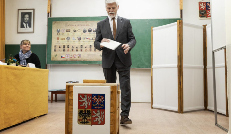 Petr Pavel ve volební místnosti