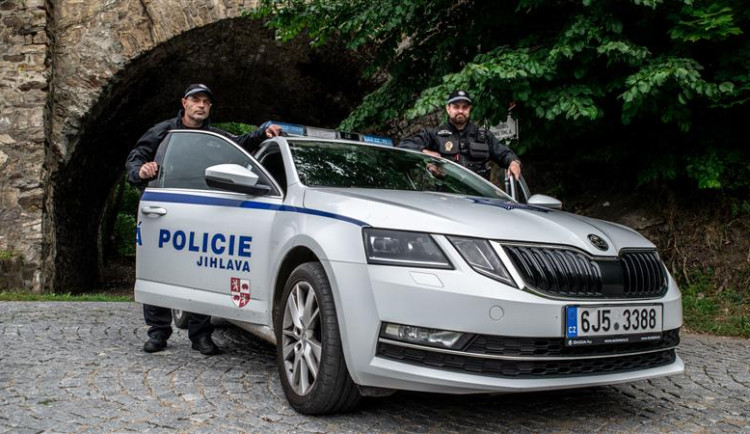 Muž bez dokladů si ustlal v čekárně u zubaře. Zasahovali jihlavští strážníci, došlo i na pouta