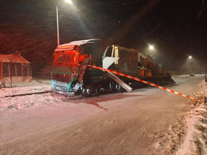 FOTO: Nový sníh komplikuje dopravu, ve Stonařově se srazily dva kamiony. Jeďte jinudy, radí policie