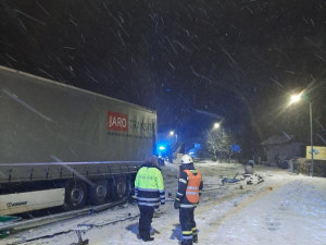 FOTO: Nový sníh komplikuje dopravu, u Stonařova se srazily dva kamiony. Jeďte jinudy, radí policie