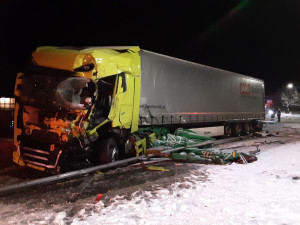 FOTO: Nový sníh komplikuje dopravu, u Stonařova se srazily dva kamiony. Jeďte jinudy, radí policie